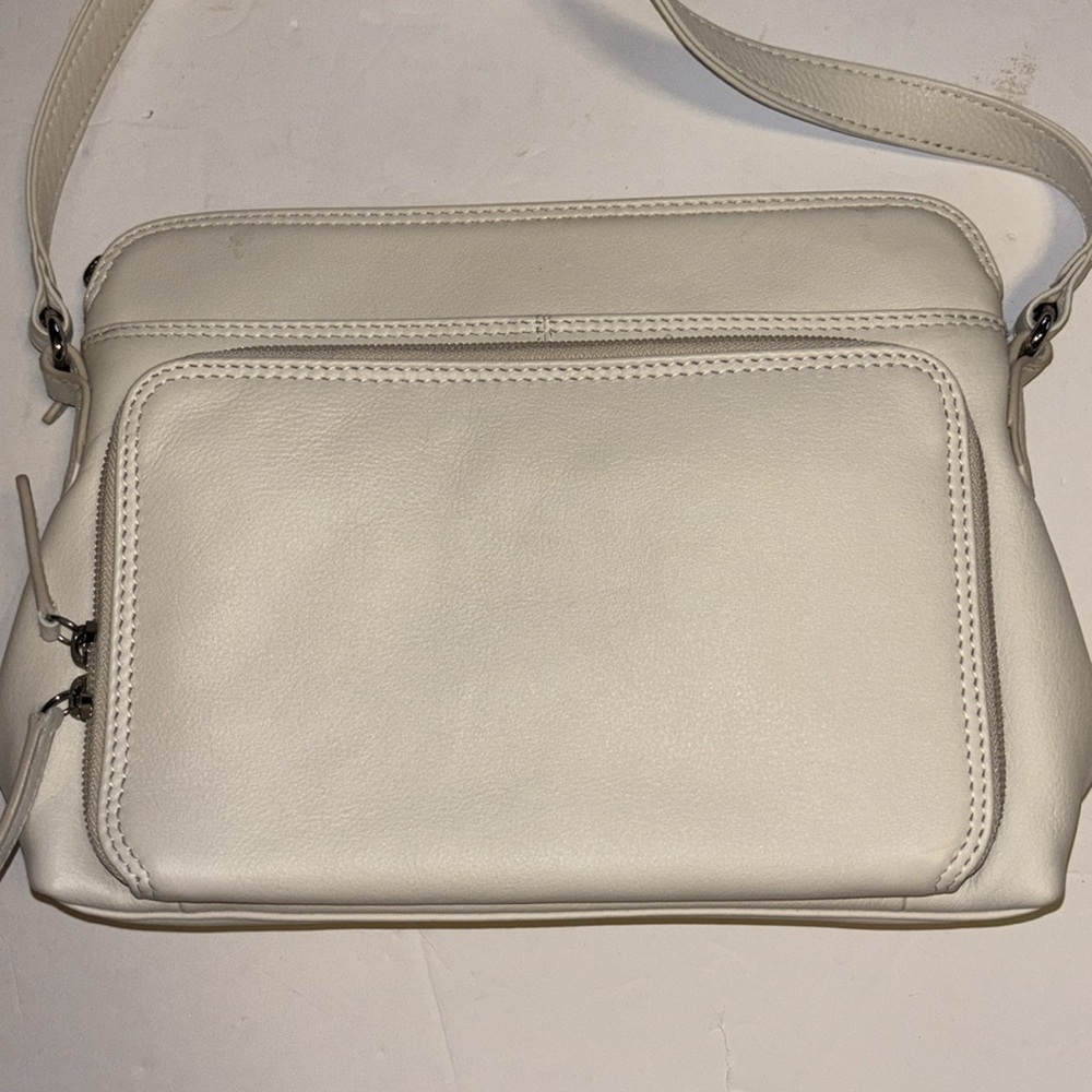 CREME COLOR LEATHER CROSSBODY WITH ADJUSTABLE STRAP
SILVER HARDWARE RFID